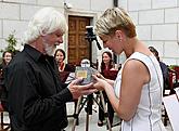 Ing. Jitka Zikmundová předává Cenu města za rok 2009 Bohumilu Novotnému, foto: Mgr. Lubor Mrázek