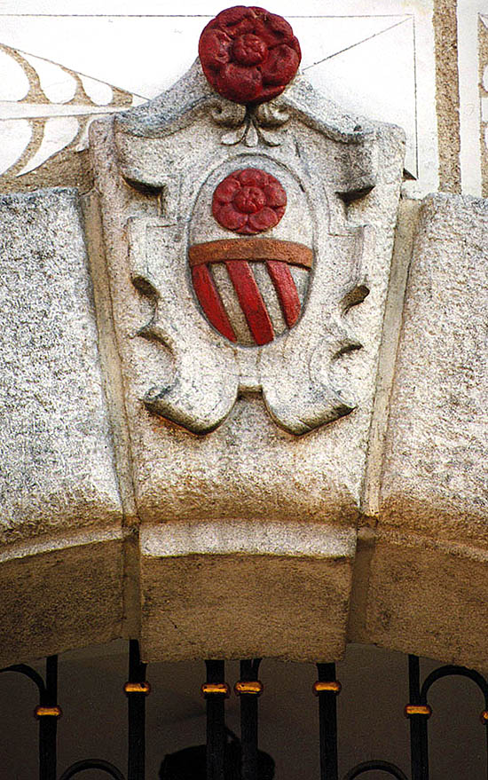Horní 154, rožmberský znak nad vstupním portálem