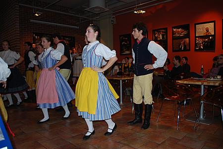 Prezentačn&iacute; večer v Cafe Pr&aacute;h, Vaňkovka, 13.1.2012 Brno - folkl&oacute;rn&iacute; soubor Jitřenka