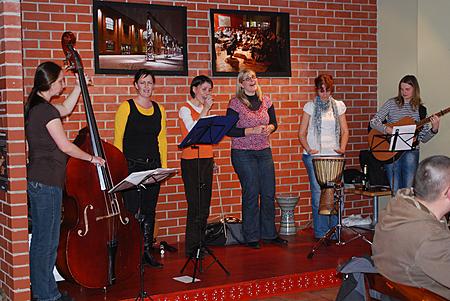 Prezentačn&iacute; večer v Cafe Pr&aacute;h, Vaňkovka, 13.1.2012 Brno - folkl&oacute;rn&iacute; kapela Lakom&aacute; Barka