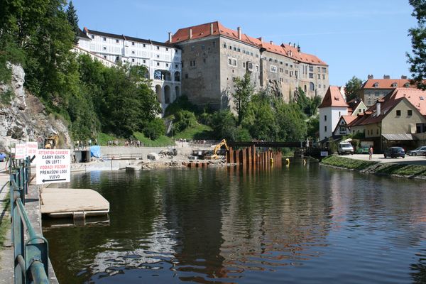 V popřed&iacute; v lev&eacute; č&aacute;sti sn&iacute;mku se nach&aacute;z&iacute; ponton k přen&aacute;&scaron;en&iacute; lod&iacute; ulic&iacute; Ryb&aacute;řsk&aacute;