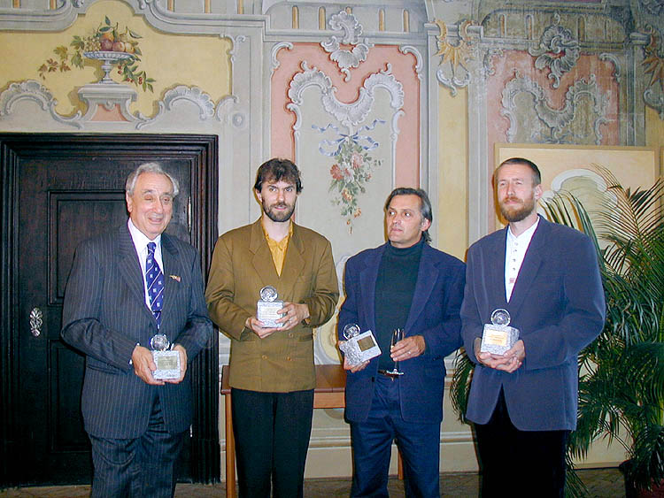 Držitelé Cen města Český Krumlov za rok 2000, zleva: Jan Horal - majitel hotelů Růže a Měšťák, Mgr. Lukáš Holec - učitel ZUŠ Český Krumlov, Mgr. Jan Tůma ředitel Střediska výchovné péče pro děti a mládež Spirála, Mgr. Oldřich Záhoř - Volejbalový sportovní klub Český Krumlov, 16. června 2001, foto: Lubor Mrázek