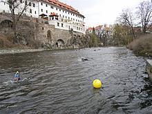 Krumlovský hastrman - závodníci u Vltavy, zdroj: VZS ČČK 