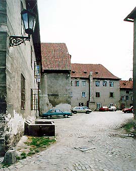 Latrán č. p. 50, klášter klarisek, v popředí kašna 
