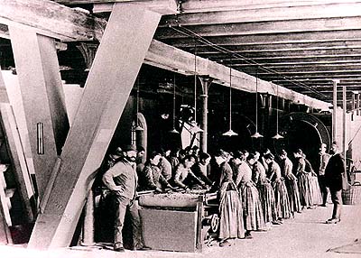 Arbeiter im Papierwerk Větřní, ein historisches Foto  