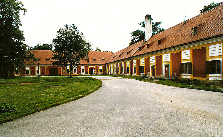 Zámek Červený Dvůr, hospodářské budovy