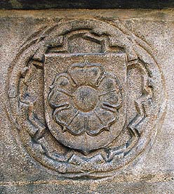 Horní Nr. 159, Kaplanhaus, Detail, steinerne Rosenberger Rose am Erker 