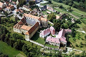 Zlatá Koruna, letecký pohled na klášter a okolí 