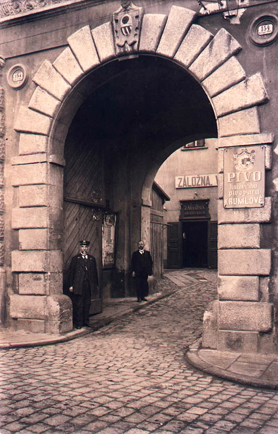 Horní no.  154, Hotel Růže, entrance, historical photo
