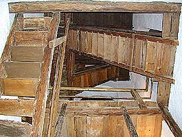 Latrán č.p. 6, bývalý kostel sv. Jošta ve městě Český Krumlov, renovované interiéry, schodiště ve věži, foto: Lubor Mrázek 