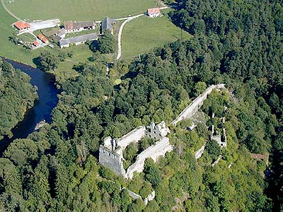 Zřícenina hradu Dívčí kámen, letecký pohled, foto: Lubor Mrázek 
