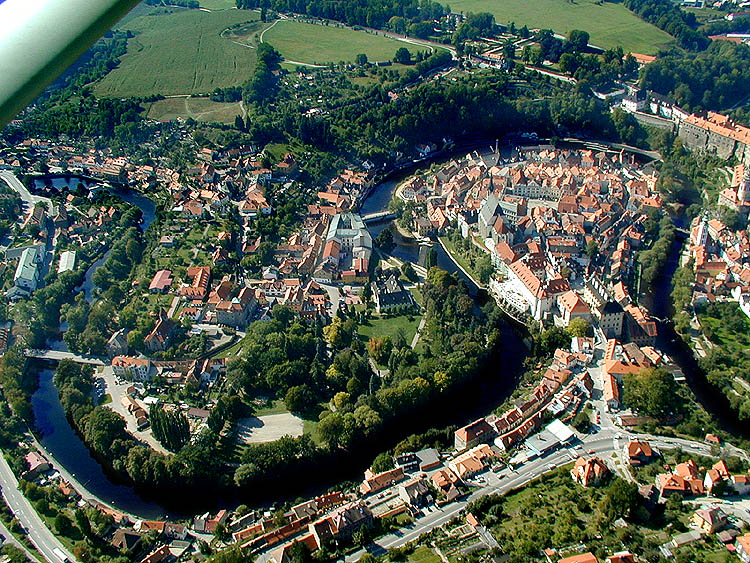 Město Český Krumlov, meandry řeky Vltavy, letecký pohled, foto: Lubor Mrázek