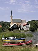 Přední Výtoň, pohled s dominantou kostela sv. Filipa a Jakuba, v popředí Lipenská přehrada, foto: Lubor Mrázek