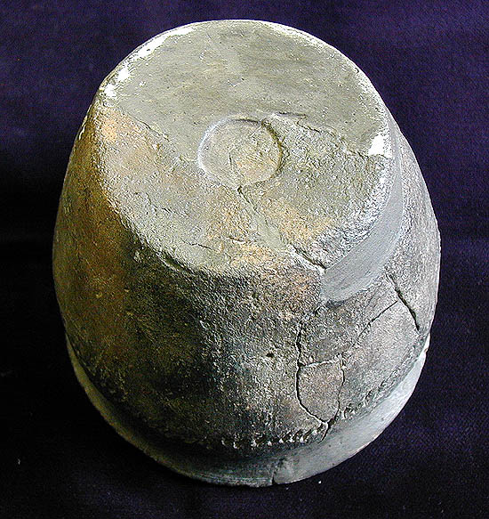 Boletice, les Mravenečník (Ameisberg). Keramická nádoba ze slovanské mohyly (vpravo značka na dně nádoby). Archeologický výzkum K. Brdlika a L. Franze v r. 1929. Sbírkový fond Okresního vlastivědného muzea v Českém Krumlově.