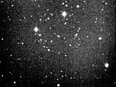 Snímek pohybu blízkozemní planetky 2001 YB5 (planetka označena šipkou). Foto: © 2002, Observatoř Kleť, České Budějovice.