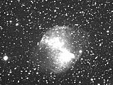 Snímek mlhoviny M27 (Činka) ze souhvězdí Lištičky. Foto: © 1996, Observatoř Kleť, České Budějovice.