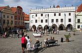 Slavnostní odhalení Růžové lavice na náměstí Svornosti v Českém Krumlově za účasti Miroslava Párala - autora díla, 8. srpna 2009, foto: Lubor Mrázek