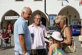 Slavnostní odhalení Růžové lavice na náměstí Svornosti v Českém Krumlově za účasti Miroslava Párala - autora díla, 8. srpna 2009, foto: Lubor Mrázek