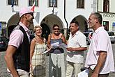 Slavnostní odhalení Růžové lavice na náměstí Svornosti v Českém Krumlově za účasti Miroslava Párala - autora díla, 8. srpna 2009, foto: Lubor Mrázek