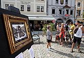 Slavnostní odhalení Růžové lavice na náměstí Svornosti v Českém Krumlově za účasti Miroslava Párala - autora díla, 8. srpna 2009, foto: Lubor Mrázek
