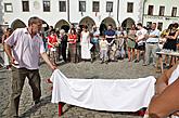 Slavnostní odhalení Růžové lavice na náměstí Svornosti v Českém Krumlově za účasti Miroslava Párala - autora díla, 8. srpna 2009, foto: Lubor Mrázek