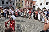 Slavnostní odhalení Růžové lavice na náměstí Svornosti v Českém Krumlově za účasti Miroslava Párala - autora díla, 8. srpna 2009, foto: Lubor Mrázek