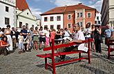 Slavnostní odhalení Růžové lavice na náměstí Svornosti v Českém Krumlově za účasti Miroslava Párala - autora díla, 8. srpna 2009, foto: Lubor Mrázek