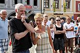 Slavnostní odhalení Růžové lavice na náměstí Svornosti v Českém Krumlově za účasti Miroslava Párala - autora díla, 8. srpna 2009, foto: Lubor Mrázek