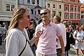 Slavnostní odhalení Růžové lavice na náměstí Svornosti v Českém Krumlově za účasti Miroslava Párala - autora díla, 8. srpna 2009, foto: Lubor Mrázek
