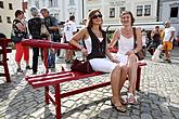 Slavnostní odhalení Růžové lavice na náměstí Svornosti v Českém Krumlově za účasti Miroslava Párala - autora díla, 8. srpna 2009, foto: Lubor Mrázek