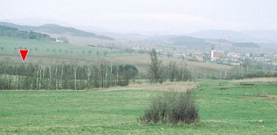 Ansicht von Kájov vom Süden, mit dem roten Pfeil im linken Teil ist ungefähr die Lage der urzeitlichen Siedlung markiert, Foto: P. Zavřel 