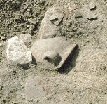 Fund eines Teils eines Keramikgefäßes aus der jüngeren Bronzezeit im Objekt Nr. 22, Foto: P. Zavřel 
