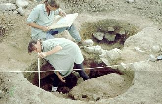 Dokumentation des keltischen Töpferofens aus dem 1. Jahrhundert vor Christus im Terrain, Foto: P. Zavřel 