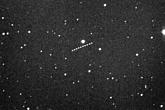 Obrázek znázorňuje pohyb blízkozemní planetky 1999 KW4. Vznikl složením deseti snímků v noci z 23./24.května 2001. Foto © 2001, Observatoř Kleť, České Budějovice