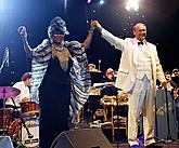 Joan Faulkner (USA) - zpěv, Gustav Brom Big Band, umělecký vedoucí Vlado Valovič, Pivovarská zahrada, 29.7.2006, Mezinárodní hudební festival Český Krumlov 2006, zdroj: © Auviex s.r.o., foto: Libor Sváček 