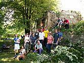 Pomocníci až ze vzdáleného Skotska, pomohli vyčistit okolí kostela sv. Mikuláše Boletice v létě 2005, foto Anna Bauerová 