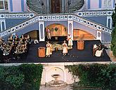 Revolving Auditorium in Český Krumlov, performance in front of Summer Manor Bellarie, foto: Libor Sváček 