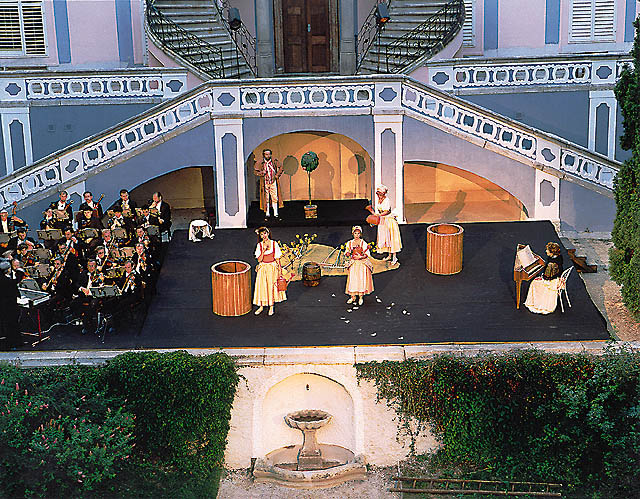 Revolving Auditorium in Český Krumlov, performance in front of Summer Manor Bellarie, foto: Libor Sváček