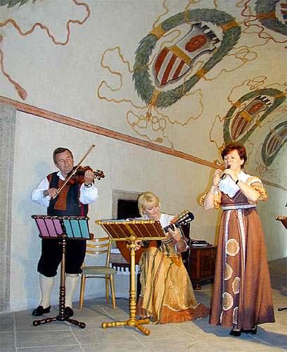 Skupina Gajdoši během vystoupení na hudebních prohlídkách zámku Český Krumlov (Hudba v proměnách času), Festival komorní hudby Český Krumlov 2000, foto: Lubor Mrázek