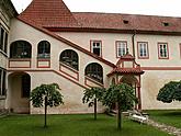Klášter Rytířského řádu křižovníků s červenou hvězdou, západní průčelí ambitu, foto: archiv OIS 