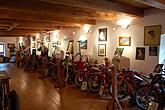 V museu zaujmou nejen vystavené exponáty, ale také samotné prostory historické budovy Krumlovského mlýna. 