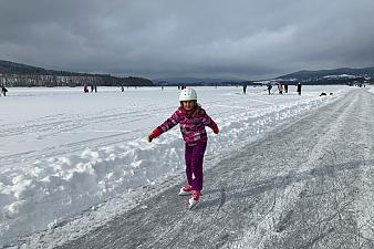 Winter Olšina pond and ice-skating in Horní Planá