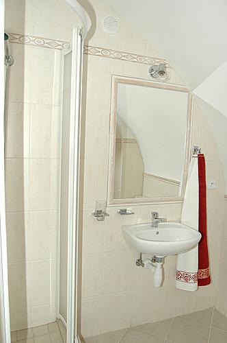 Čtyřlůžkový pokoj - koupelna