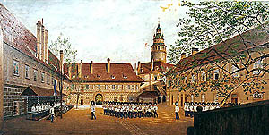 Parade der Schwarzenberger Grenadiergarde, II. Hof des Schlosses Český Krumlov, Bild aus dem Jahre 1900 