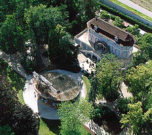 Letecký pohled na otáčivé hlediště a letohrádek Bellarie v zámecké zahradě zámku Český Krumlov, foto: Libor Sváček 