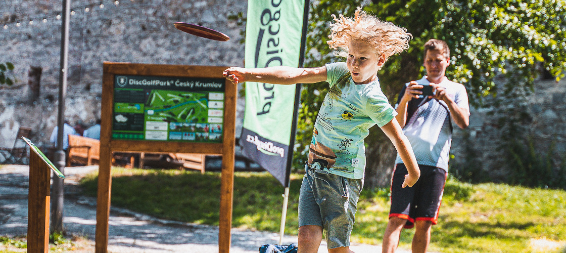 Dětské hřiště Jelení zahrada, Discgolf, zdroj: DMO Český Krumlov, z.s., foto: Tomáš Perzl