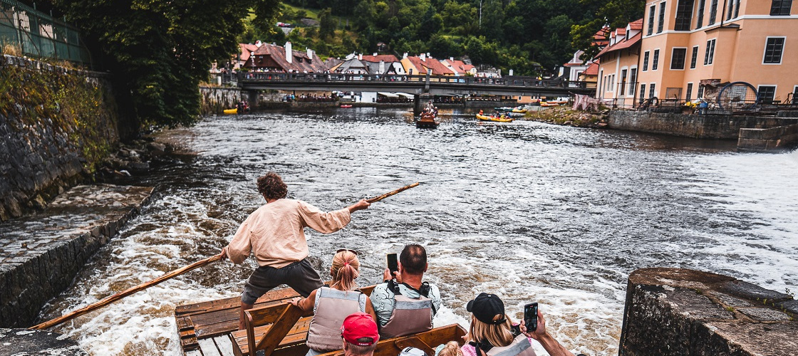 Sightseeing cruises on wooden rafts, photo by: Tomáš Perzl