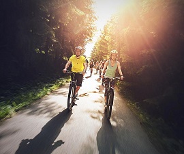 Talfahrt vom Berg Kleť auf Outdoor-Rollern