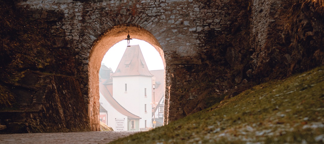 Durchgang unter der Mantelbrücke, Quelle: DMO Český Krumlov Region, z. s., Foto: Jaqueline Bremmer | @weilfernweh