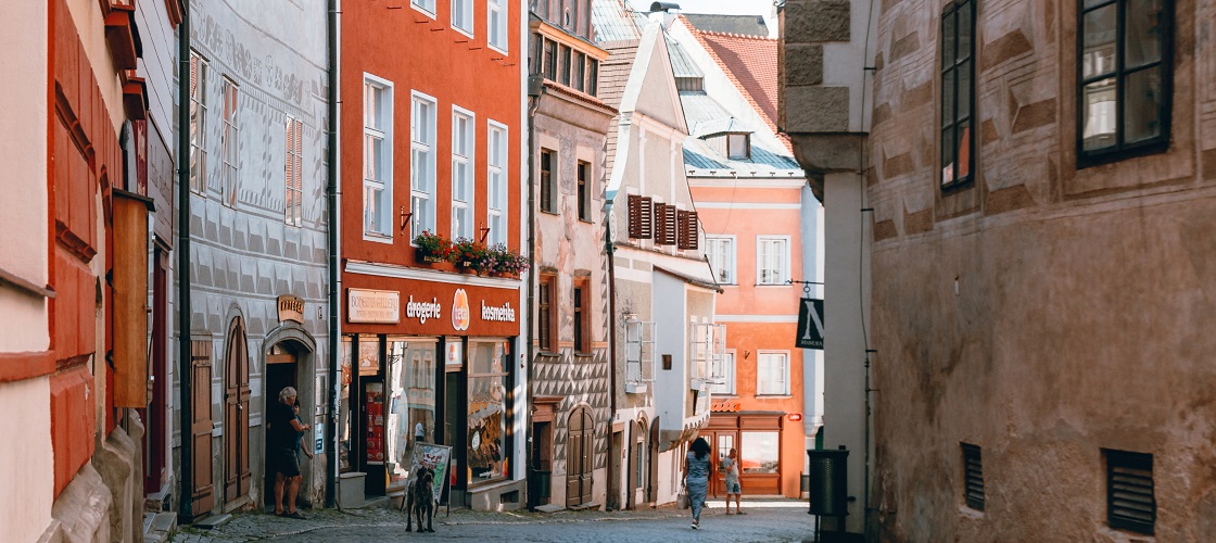 Latrán Street in Český Krumlov, source: DMO Český Krumlov Region, z. s., photo by: Jaqueline Bremmer | @weilfernweh